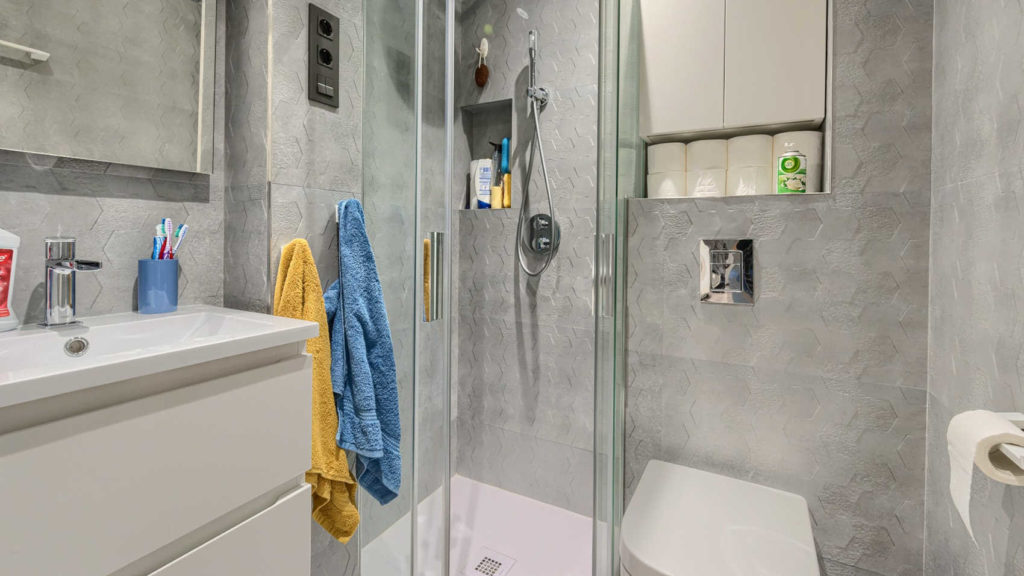 Baño moderno gris con ducha